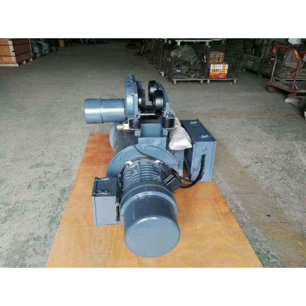 Preview: ELEKTROSEILZUG, SEILWINDE MIT LAUFKATZE SH 1T x 6M, 380V Preview: ELEKTROSEILZUG, SEILWINDE MIT LAUFKATZE SH 1T x 6M, 380V, Kapazität: 1T Hubhöhe: 6M Arbeitstemperaturbereich  ° C  : -20 / +40 Arbeitsfeuchtigkeitsbereich%: max 85 Schutzart: IP54 Geräuschgrad DB: 75 Drahtseildurchmesser: 8 mm Hubgeschwindigkeit: 11/13 m/