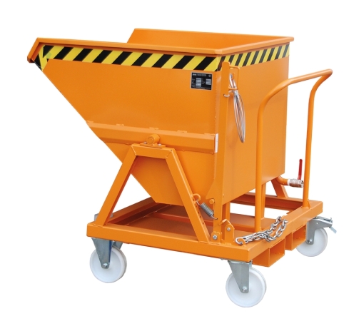 The chip tipping trough, as an attachment on the forklift, facilitates the collection and emptying of chips. Thanks to its tilting function, it enables the material to be unloaded quickly and easily.