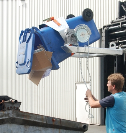 Attached to the forklift truck, the drum tipper with its special mechanism facilitates the emptying of drums, improving efficiency when unloading and dosing liquids or materials. Attached to the forklift truck, the drum tipper with its special mechanism facilitates the emptying of drums, improving efficiency when unloading and dosing liquids or materials.