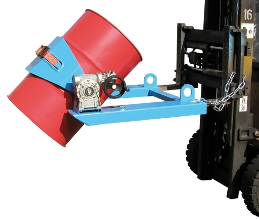 Attached to the forklift truck, the drum tipper with its special mechanism facilitates the emptying of drums, improving efficiency when unloading and dosing liquids or materials.