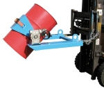 Attached to the forklift truck, the drum tipper with its special mechanism facilitates the emptying of drums, improving efficiency when unloading and dosing liquids or materials.